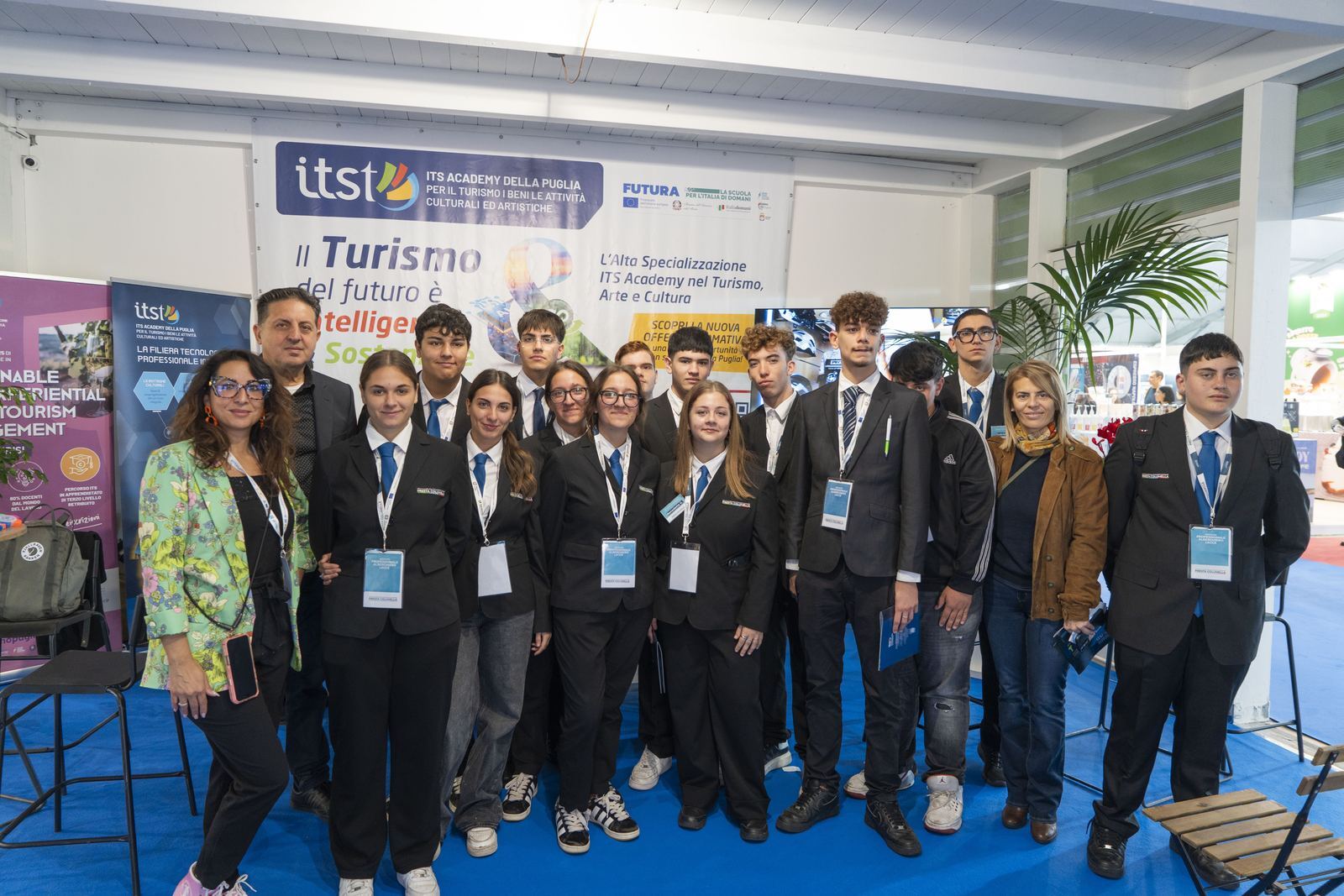 Studenti dell'ITS Academy Turismo con i docenti allo stand di Agrogepaciok
